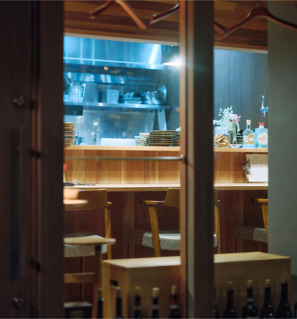 外からも見える「Filare vinoteca italiana」のオープンキッチン